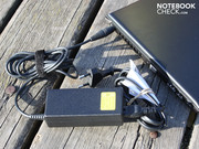 Durch den flachen Euro-Stecker zeigt sich das Stromkabel-Paket recht handlich.