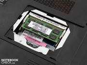 Der sparsame Arbeitsspeicher (2GB) kann hier schnell nachgerüstet werden.
