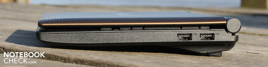 Rechte Seite: 2 x USB 2.0
