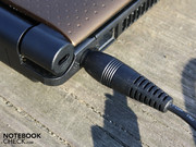 Der Stecker hat eine kerzenform.