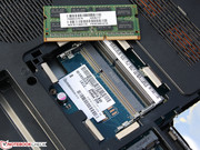 Der Arbeitsspeicher sitzt als ein 4 GB Modul im Sockel.