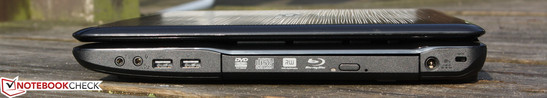 Rechte Seite: Line-Out, Mikrofon, 2 x USB 2.0, Blu-ray ROM, AC, Kensington