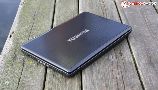 Toshiba Satellite P770-10P: 2x500GB Speicherplatz, starke Leistung aber ein Panel mit schlechten Kontrasten.