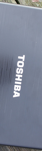 Toshiba Satellite P770-10P: Das polierte Kunststoff-Finish kaschiert Fingerabdrücke, besitzt aber die haptische Wertigkeit eines 400 Euro Office-Books.