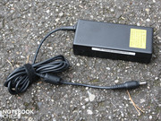 Das 363 Gramm schwere Netzteil sollte daher immer bei der Hand sein.