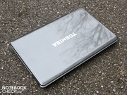 Das Toshiba Satellite L550-207 ist ein etwas wuchtiger 17.3-Zoller.