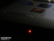Die Statusleuchte des WLAN liegt ungünstig an der unteren Frontpartie des 17.3-Zollers.