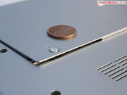 Das Aufschrauben per 5-Cent-Münze ist mühsam, dafür ist selbige aber immer zur Hand.