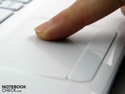 Das mit feinen Noppen besetzte Touchpad hat eine griffige Haptik und ein gutes Tasten-Feedback.