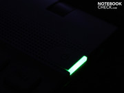 Der Power-Button leuchtet konstant grün, im Standby blinkt es dezent in Orange.