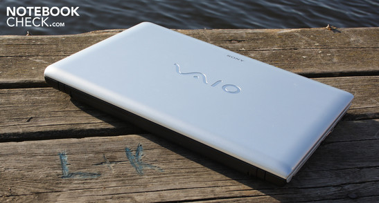 Sony Vaio VPC-EE4J1E/WI: AMD-Variante mit vorbildlicher Ergonomie, ordentlicher Tastatur aber schwacher Mobilität.