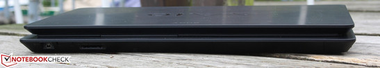Frontseite: FireWire, Funk-Schalter, Memory Stick & SD Kartenleser Kombination