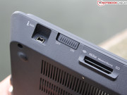 An der Frontseite befindet sich ein FireWire-Port (i-Link S400).
