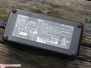 Das dicke 150 Watt Netzteil wiegt 665 Gramm.