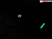 Details wie der Power-Button oder das eingelassene Logo,