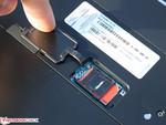 Einlegen der SimCard für das integrierte 3G-Modul auf der Unterseite (Vodafone liegt bei)