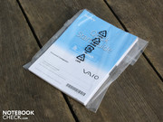 Zubehör oder Datenträger liegen keine bei. Recovery-Datenträger müssen sich Kunden über Vaio-Care selbst erstellen. Z. B. über einen USB-DVD-Brenner.