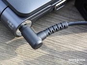 Der abgewinkelte Stromstecker führt zu einem