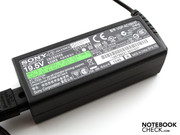 Das handliche 40 Watt Netzteil mit seinen 140 Gramm kann daher auch mal zuhause bleiben.