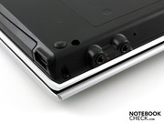 An der Frontseite befinden sich zwei analoge Audio-Ports,