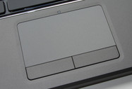 Das Touchpad hat an Größe zugelegt.