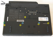 In Bezug auf Wartbarkeit steht es mit dem Thinkpad T400 etwas bescheiden. Nur die Festplatte (grün) kann einfach gewechselt werden, für Zugriff auf die Systemkomponenten müssen fünf Schrauben (gelb) beseitigt werden und Tastatur und Touchpad herausgeh