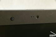 Zwischen den Haken findet die sehr unauffällige 1.3 Megapixel Webcam mit integriertem Mikrofon seinen Platz.