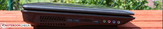 Linke Seite: 2 x USB 3.0, Kartenleser SD-, SDHC-, SDXC-, MMC-, MS- & MS Pro, 1 x USB 3.0, 7.2 analog Audio