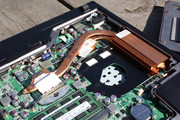 Eine einzelne Heatpipe kühlt CPU und GPU.