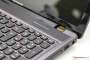 Über dem Keyboard befinden sich zwei Stereo-Lautsprecher.