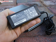 Das Netzteil hätte uns als kleines Stecker-Netzteil besser gefallen (siehe Aspire One 756).