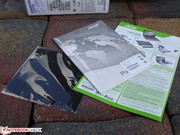 Acer legt neben ein Poliertuch nur noch Kurzanleitungen in den Karton.