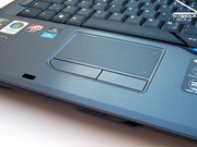 Das Touchpad bietet hingegen eine großzügige und angenehme Fläche mit separat ausgewiesener Scrollzone.