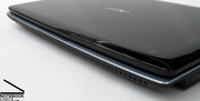 Das Notebook bietet 4 USB Ports und einen digitalen HDMI Bildausgang, verzichtet aber auf einen Firewire Port.