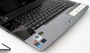 Das Notebook wirkt damit etwas in die Länge gestreckt, und bietet damit in der Baseunit zusätzlich Platz.