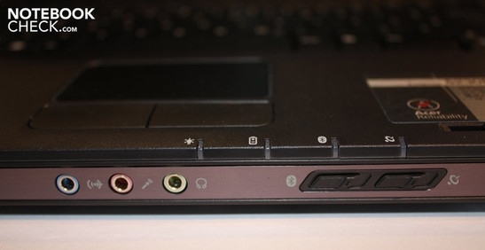 Vorne: Line-In, Mikrofon, Kopfhörer, Bluetooth-Schalter, WLAN-Schalter