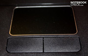 Das Touchpad ist mit silbernem Kunststoff umrandet...