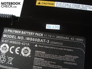 Der Lithium-Polymer-Akku (42.18 Wh) ist nicht der Lage für ausreichende Laufzeiten zu sorgen