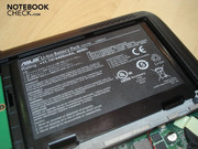 Der Akku findet im Gehäuseboden Platz und wird durch einen Deckel geschützt