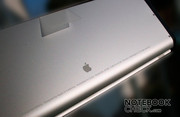 Unter MacOS X erreicht das MacBook mit über 3h WLAN Surfen gute Akkulaufzeiten (max. Helligkeit).