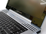 Das Notebook wirkt damit etwas in die Länge gestreckt, und bietet damit in der Baseunit zusätzlich Platz.