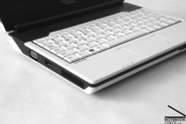 Linke Seite: VGA-out, USB, Lüftung