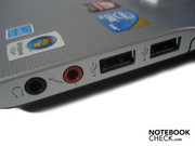 Kopfhörer-Ausgang, Mikrofon-Eingang und 2x USB 2.0 auf der rechten Seite