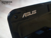 Asus-Schriftzug am linken oberen Eck des Displayrahmens
