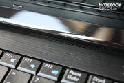 ...beispielsweise ein gebürstetes Aluminium-Imitat oberhalb der Tastatur...