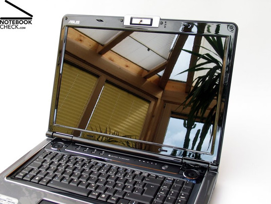 Stark spiegelndes Glare-Type Display mit FullHD Auflösung