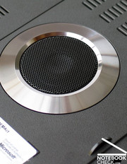 ...sowie einen Subwoofer an der Unterseite der Baseunit, die zusammen für erstklassige Audio Wiedergabe sorgen.