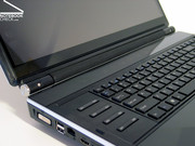 Allerdings sind die Hochglanzoberflächen sehr markant für das Notebook, optisch als auch haptisch.
