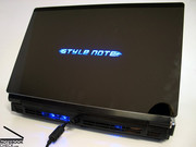 Interessant wird es erst, sobald man das Notebook aktiviert, und dieses durch LEDs in den verschiedensten Farben erstrahlt.