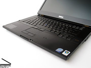Beim Hantieren mit dem Laptop sind keinerlei Verformungen oder Knarrgeräusche zu beobachten.